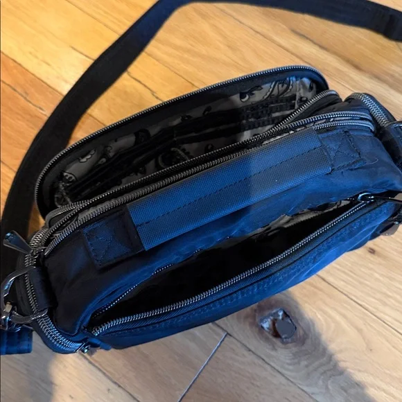 Lug Trolly Crossbody in black, like new - Picture 10 of 11